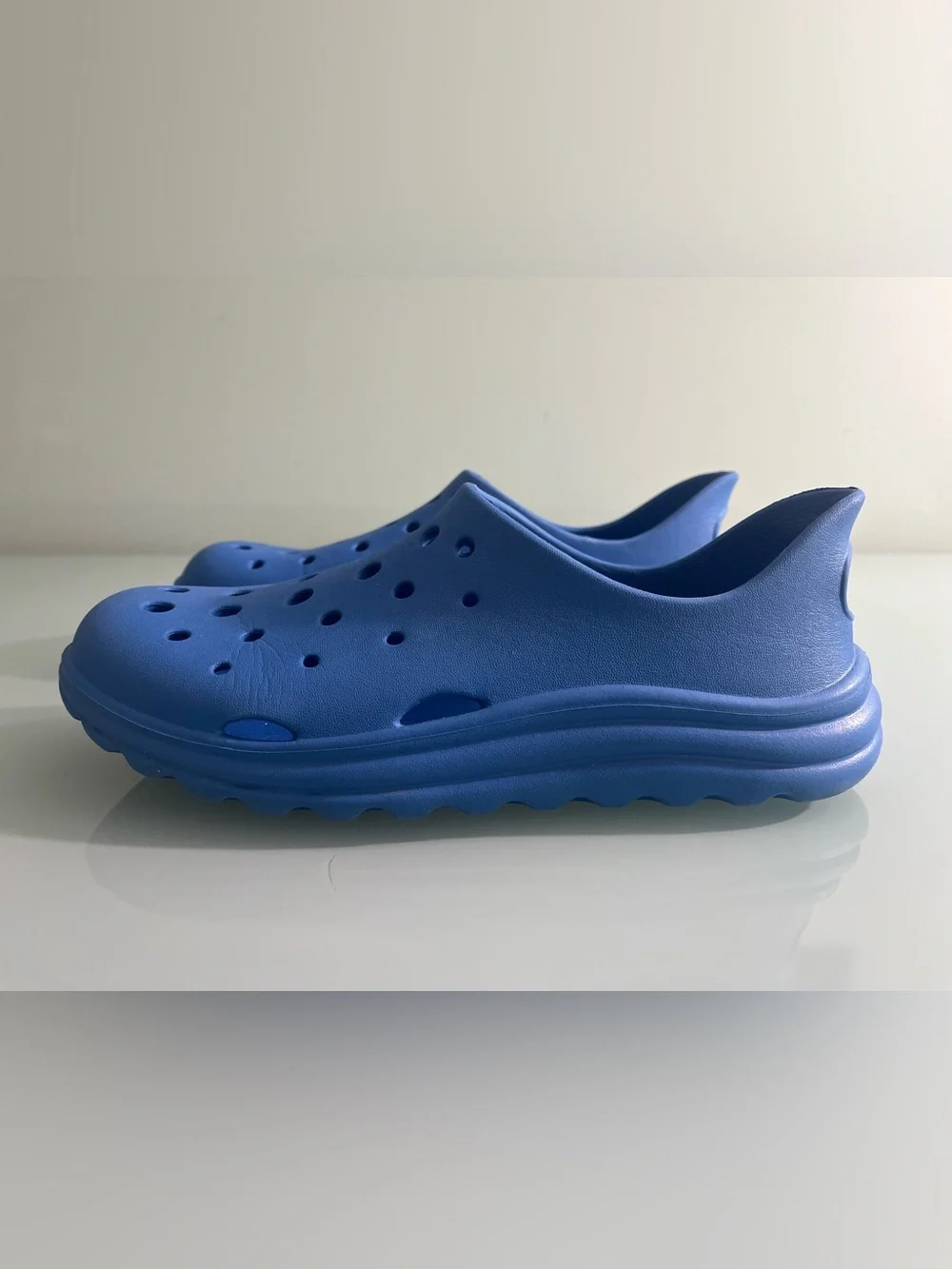 Art Class Slip On Water Shoes Boy's Size 5 Blue